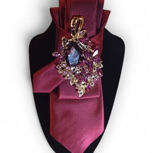 Elegant Purple and Gold Pendant Tie